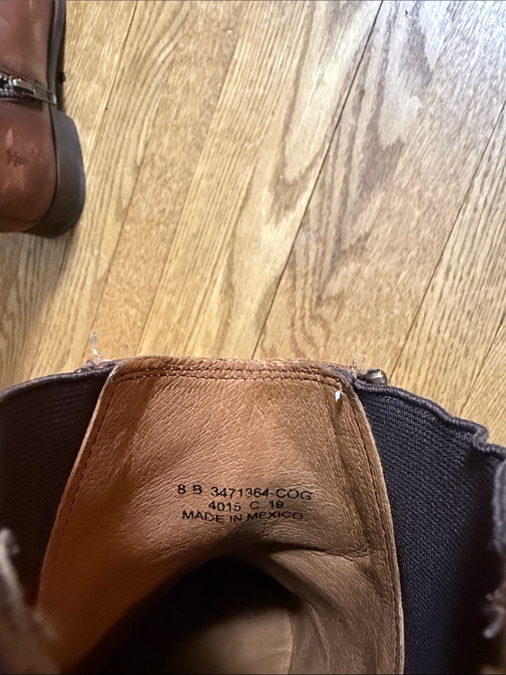 Women’s distressed Frye Brown Leather Chelsea Boots with Side elastic - Picture 3 of 7